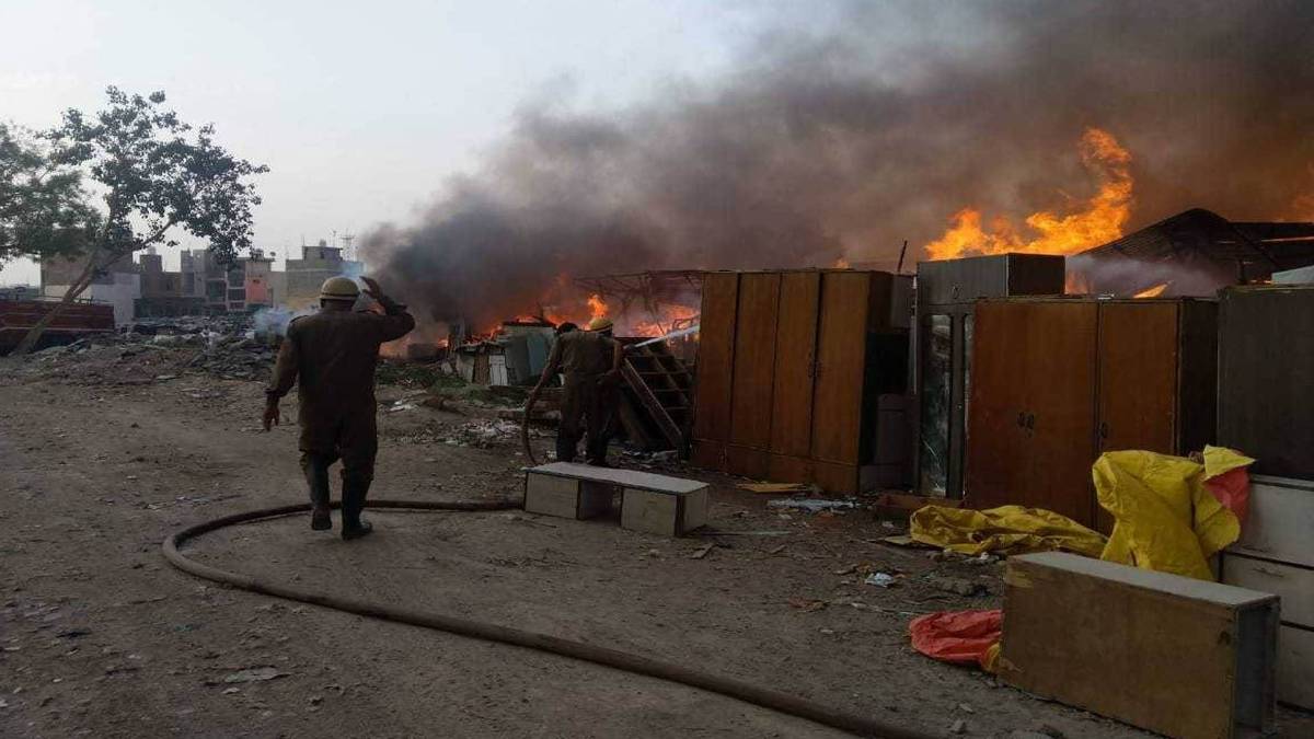 कालिंदी कुंज मेट्रो स्टेशन के पास आग