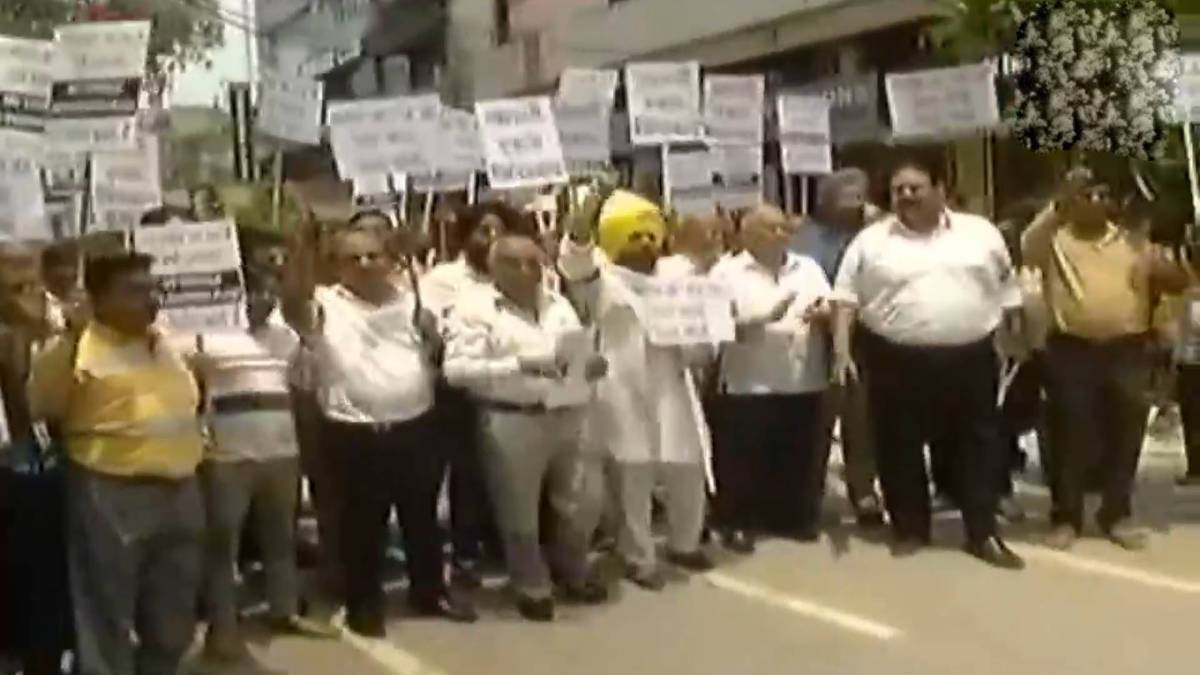 सड़क पर उतरे दुकानदार