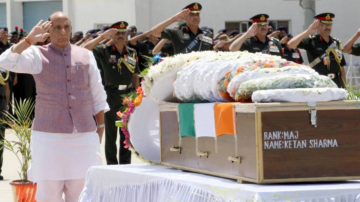 शहीद केतन शर्मा को राजनाथ सिंह ने  श्रद्धांजलि दी(फोटो-IANs)