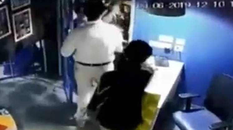 किन्नरो ने बिल्डर को पीटा