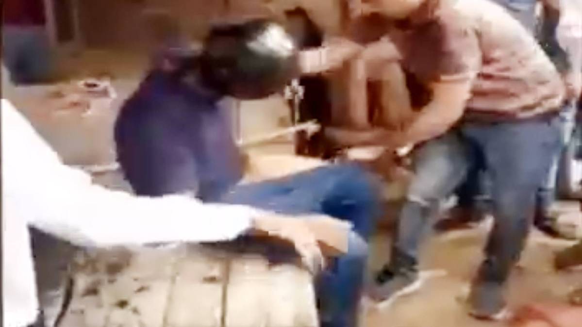 प्रयागराज: युवक को कपड़े उतार कर सड़क पर घुमाया, देखें वीडियो - WATCH: A Youth pays heavy price for proposing a minor girl - India AajTak