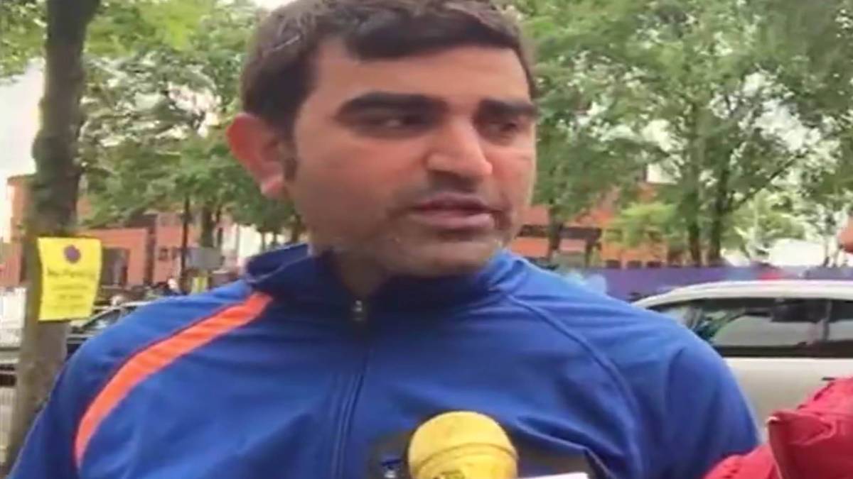 टिकट के लिए परेशान लोग