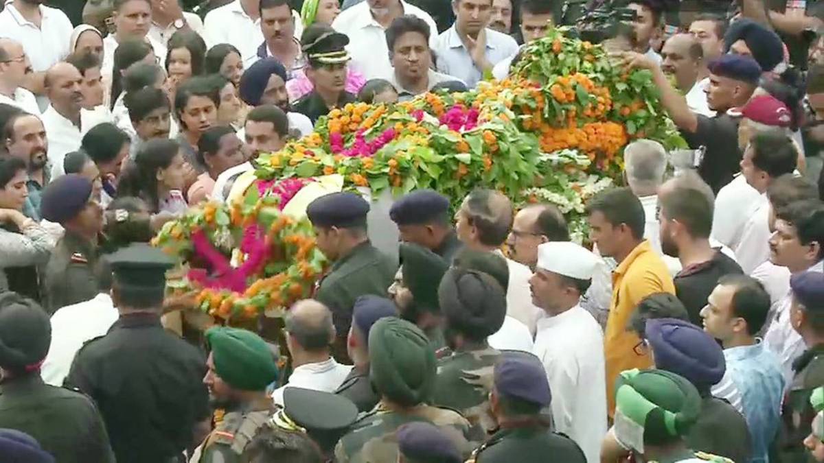 मेरठ के लाल को विदा करने उमड़ा शहर(फोटो-ANI)