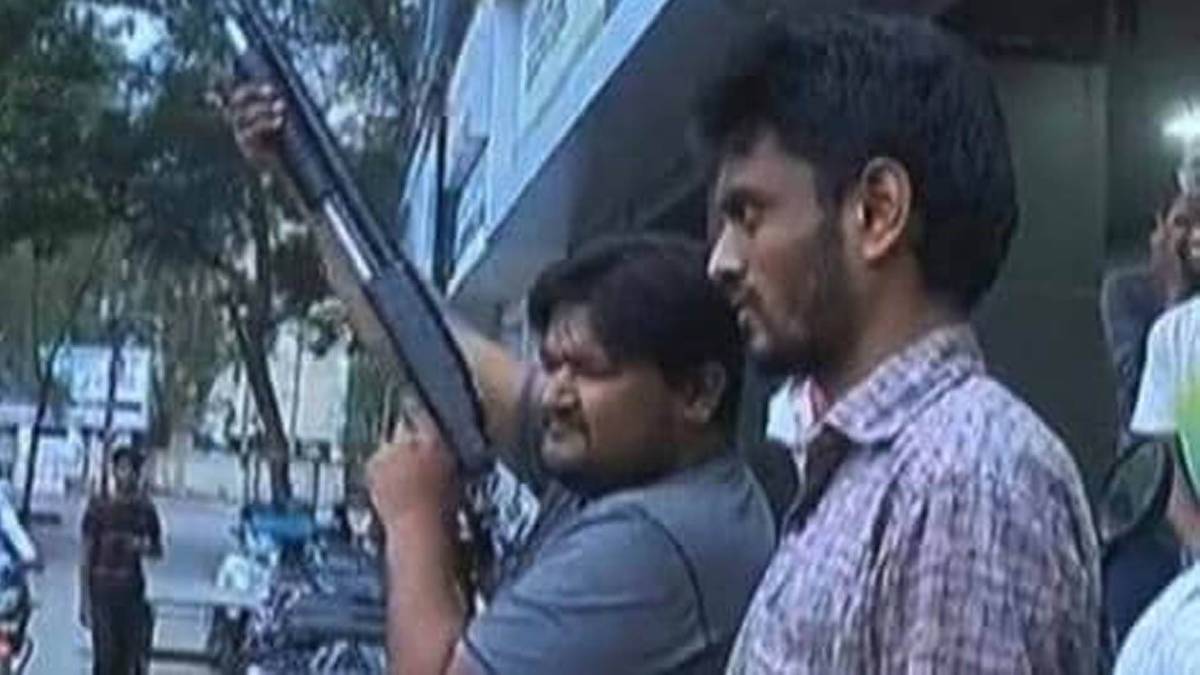 समर्थक ने पार्टी दफ्तर के सामने की फायरिंग