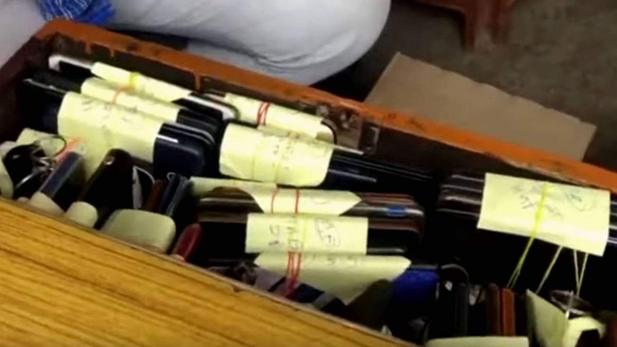 नेताओं के मोबाइल