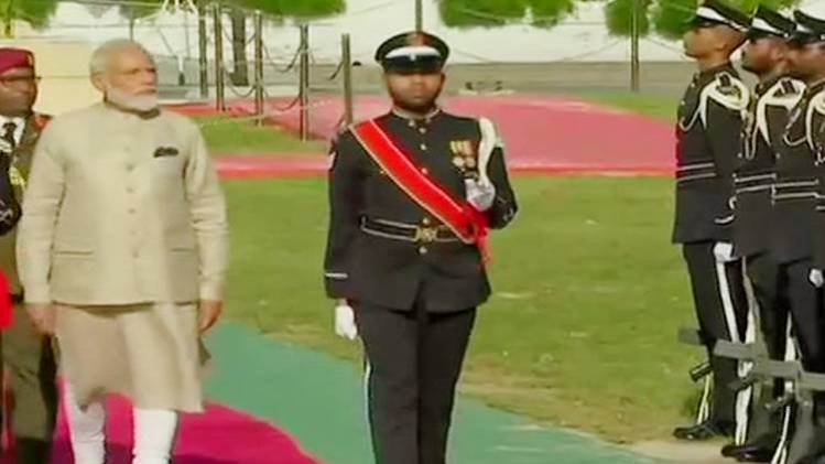 मालदीव में गार्ड ऑफ ऑनर के दौरान पीएम मोदी(फोटो-ANI)