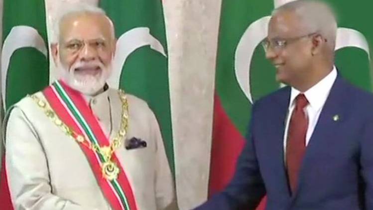 सम्‍मान प्राप्‍त करते पीएम मोदी(फोटो-ANI)