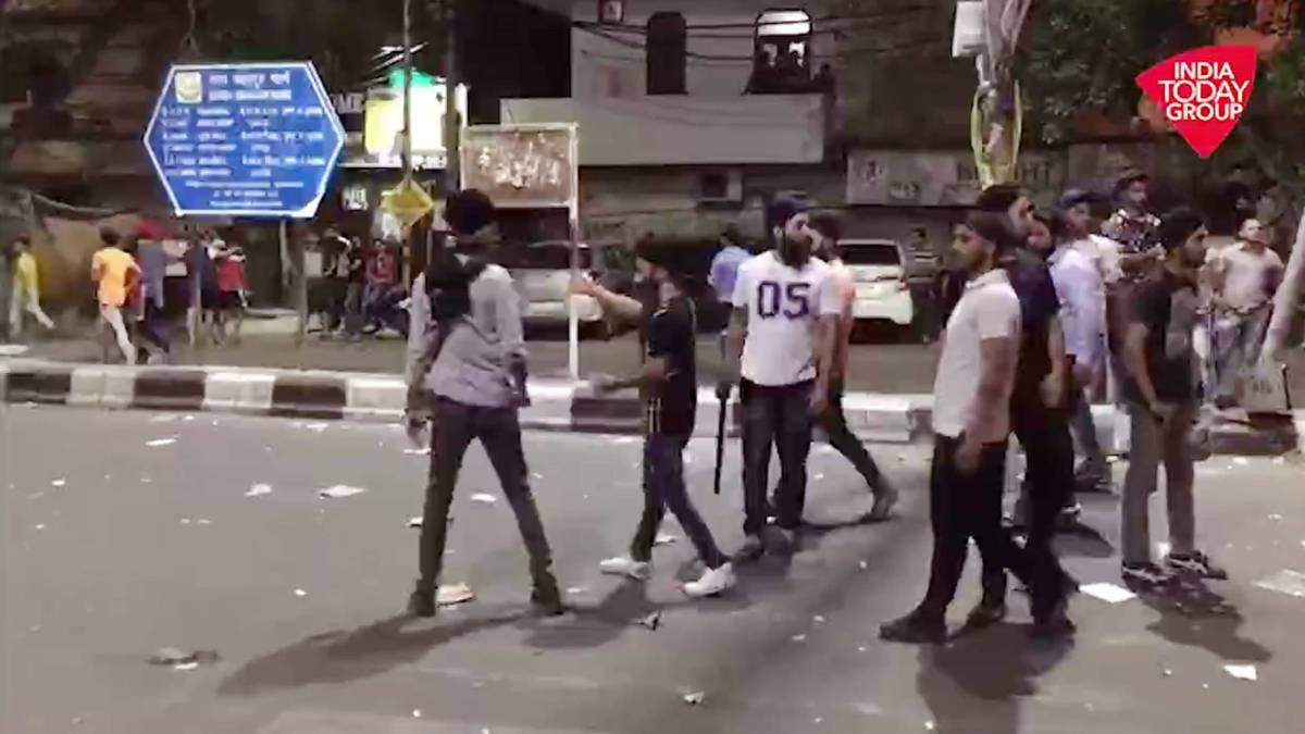 सैकड़ों की संख्या में इकट्ठा हुए सिख