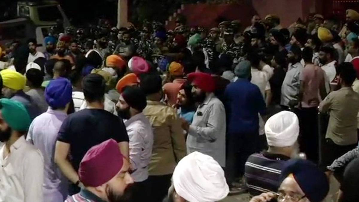 मुखर्जी नगर पुलिस थाने का घेराव (फोटो- twitter/@ANI)