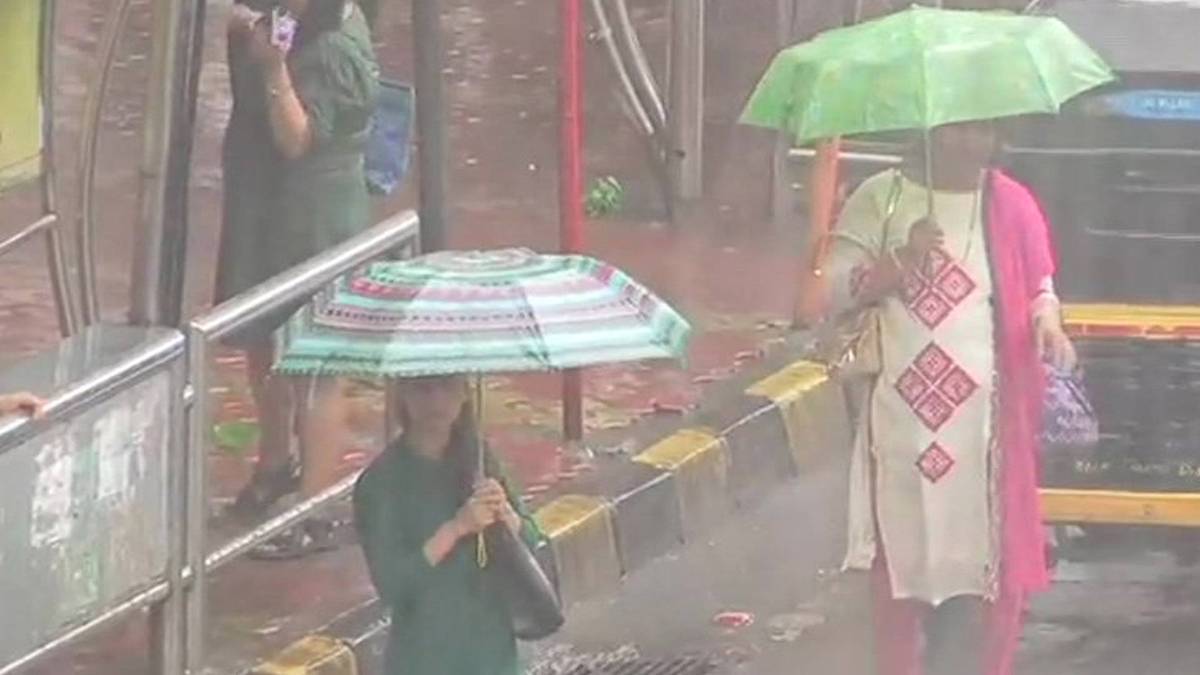 मुंबई में भारी बारिश (फोटो- twitter/@ANI)