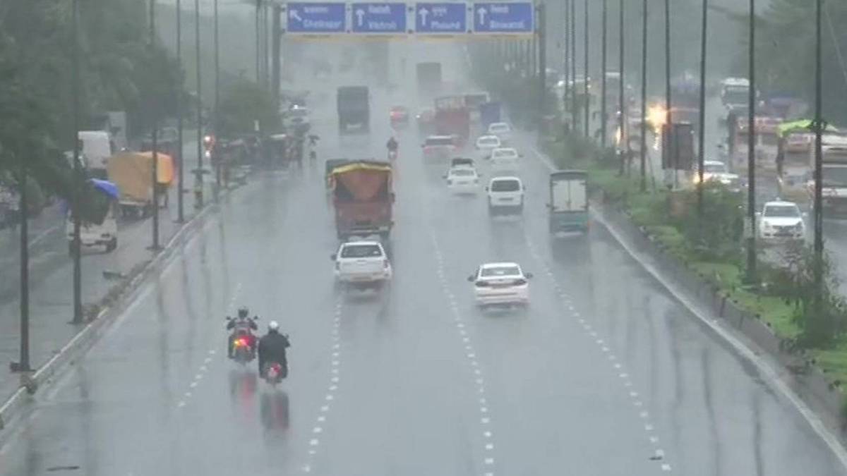 मुंबई में बारिश की वजह से जलभराव