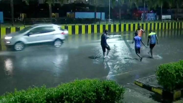 मुंबई में बारिश(फोटो-ANI)