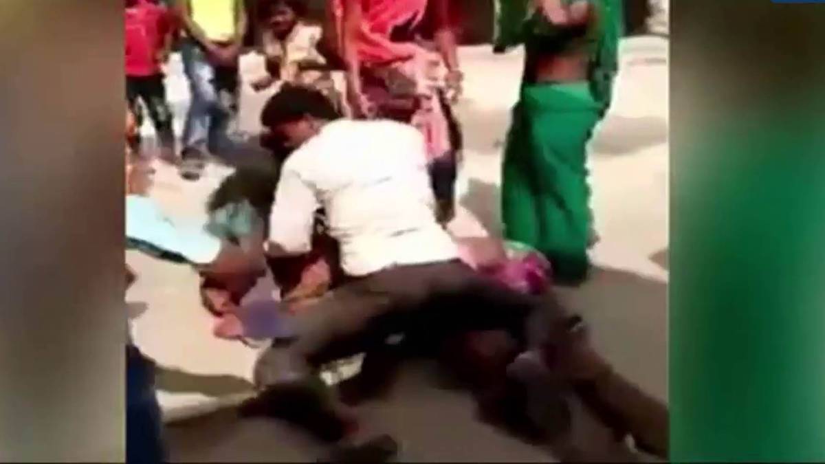 गांव वालों ने की पिटाई