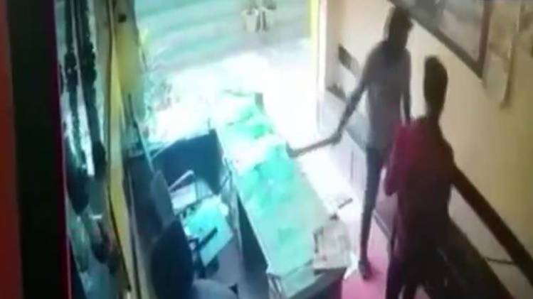 CCTV में कैद हुई घटना