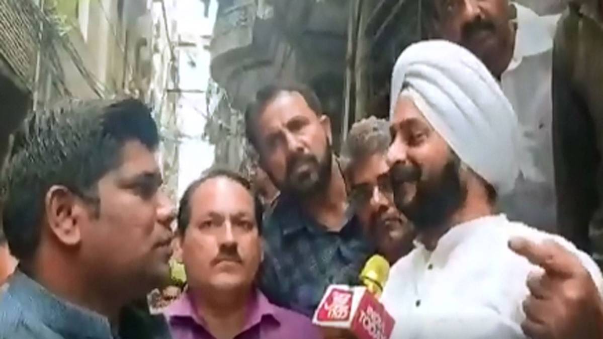 जब राजनीतिक दलों के बीच फंस गए पीड़ित बुजुर्ग