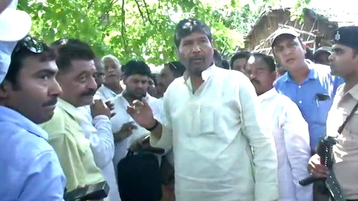 हाजीपुर में गुस्साए लोगों ने सांसद-विधायक को हड़काया