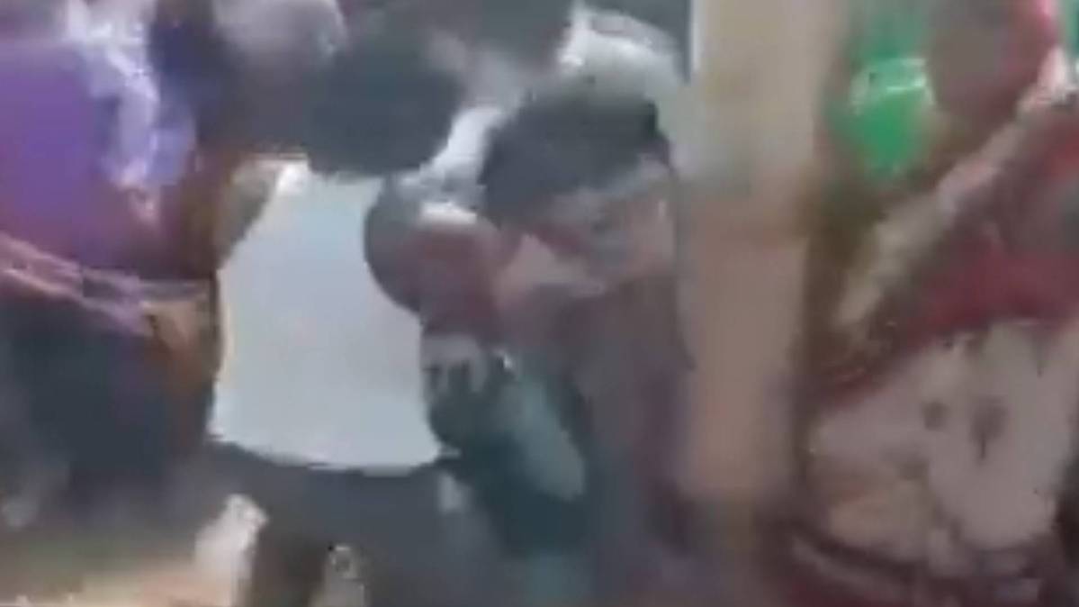 पिता-पुत्र की मौत के बाद गुस्से में भीड़