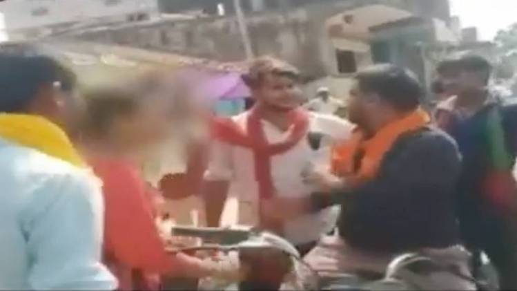 युवती ने की युवक की पिटाई