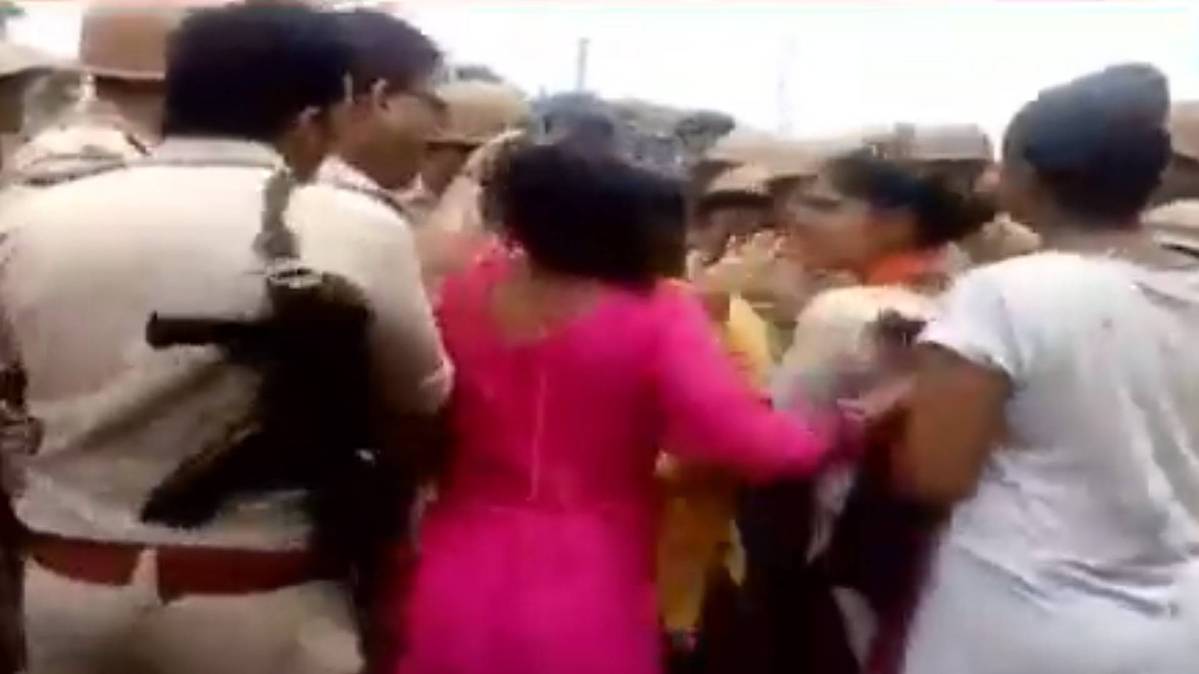 यूपी पुलिस ने किया लाठी चार्ज