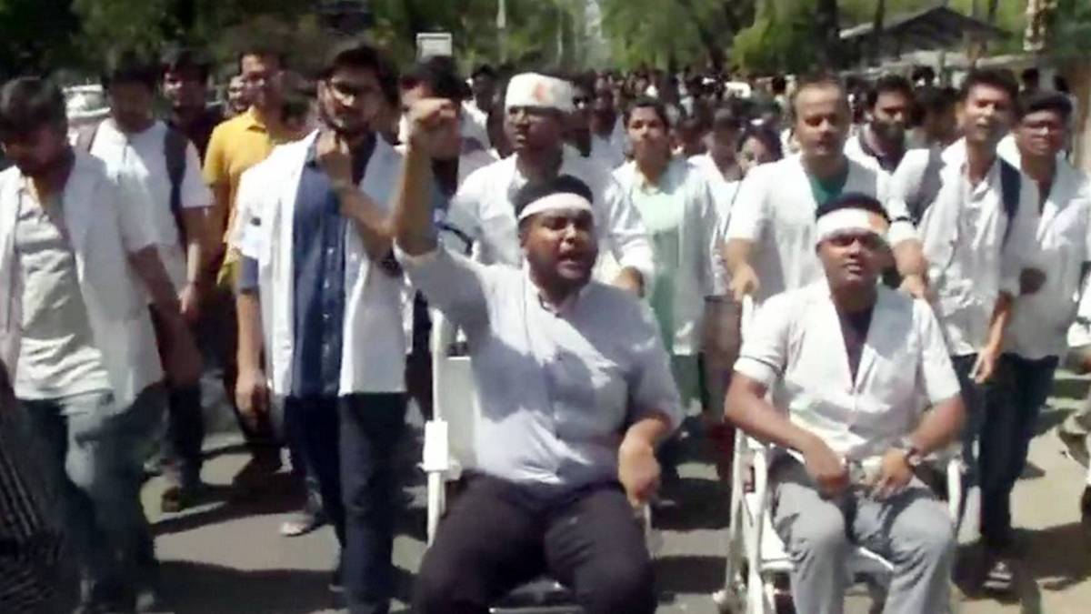 डॉक्टरों की हड़ताल (फोटो- twitter/@ANI)