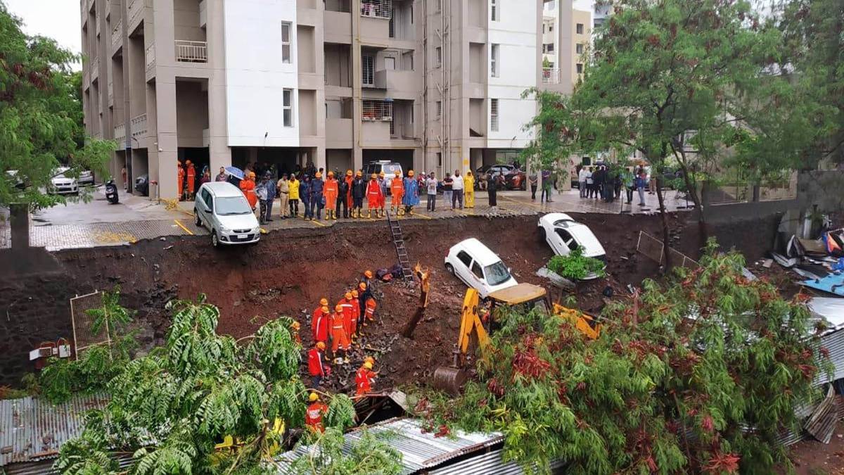 पुणे में गिरी दीवार