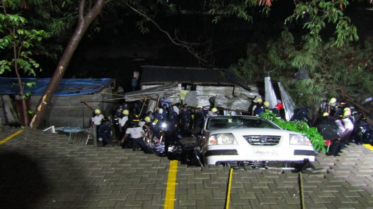 पुणे में गिरी दीवार