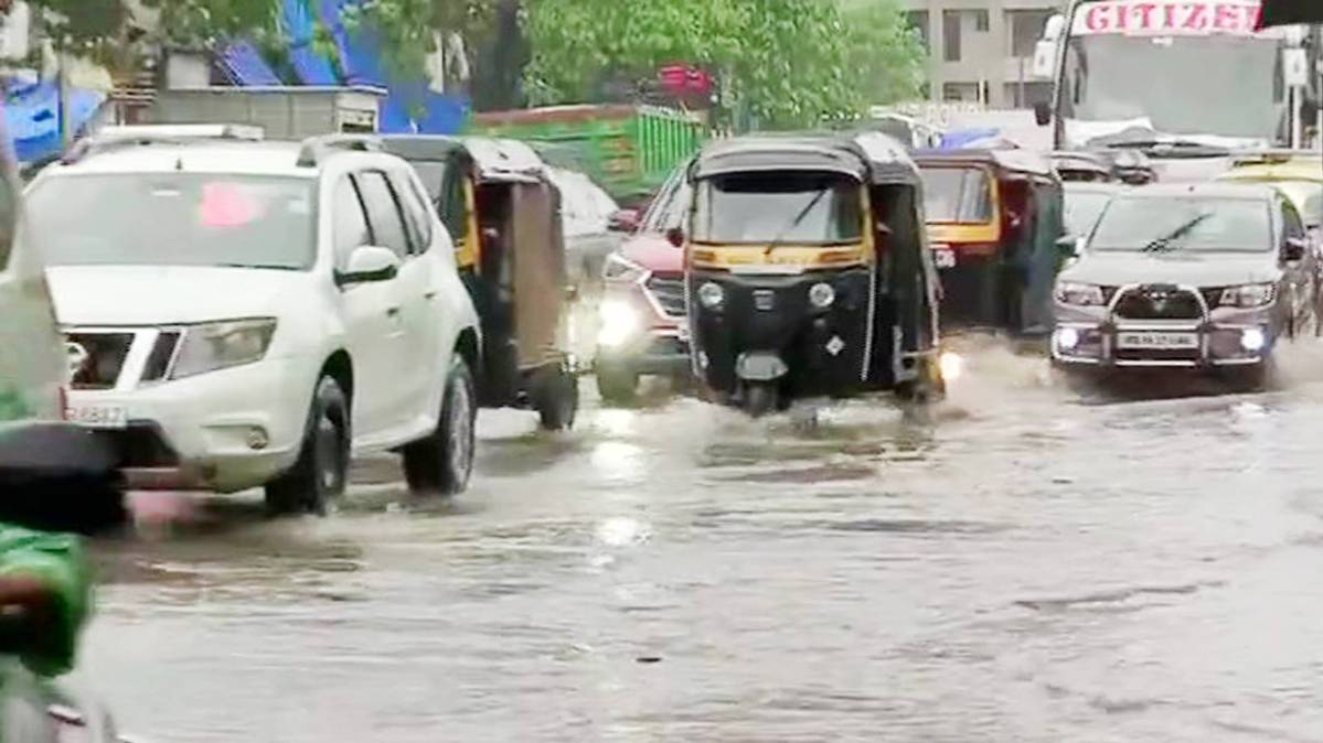 मुंबई में बारिश की वजह से जलभराव