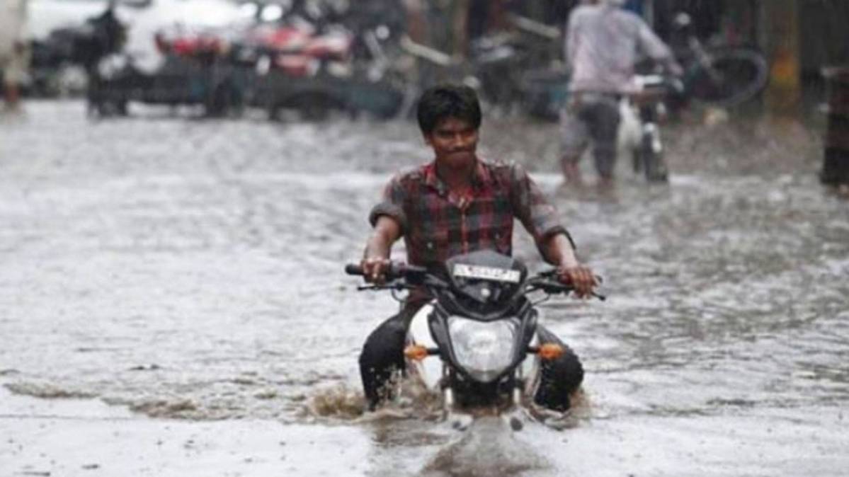 उत्तराखंड में आधे घंटे की बारिश के बाद सड़कें बनी दरिया