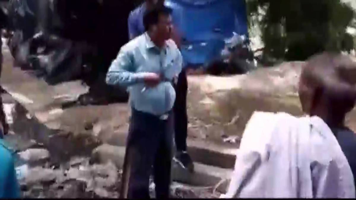 पंचायत सचिव को बिजली के खंभे से बांधा