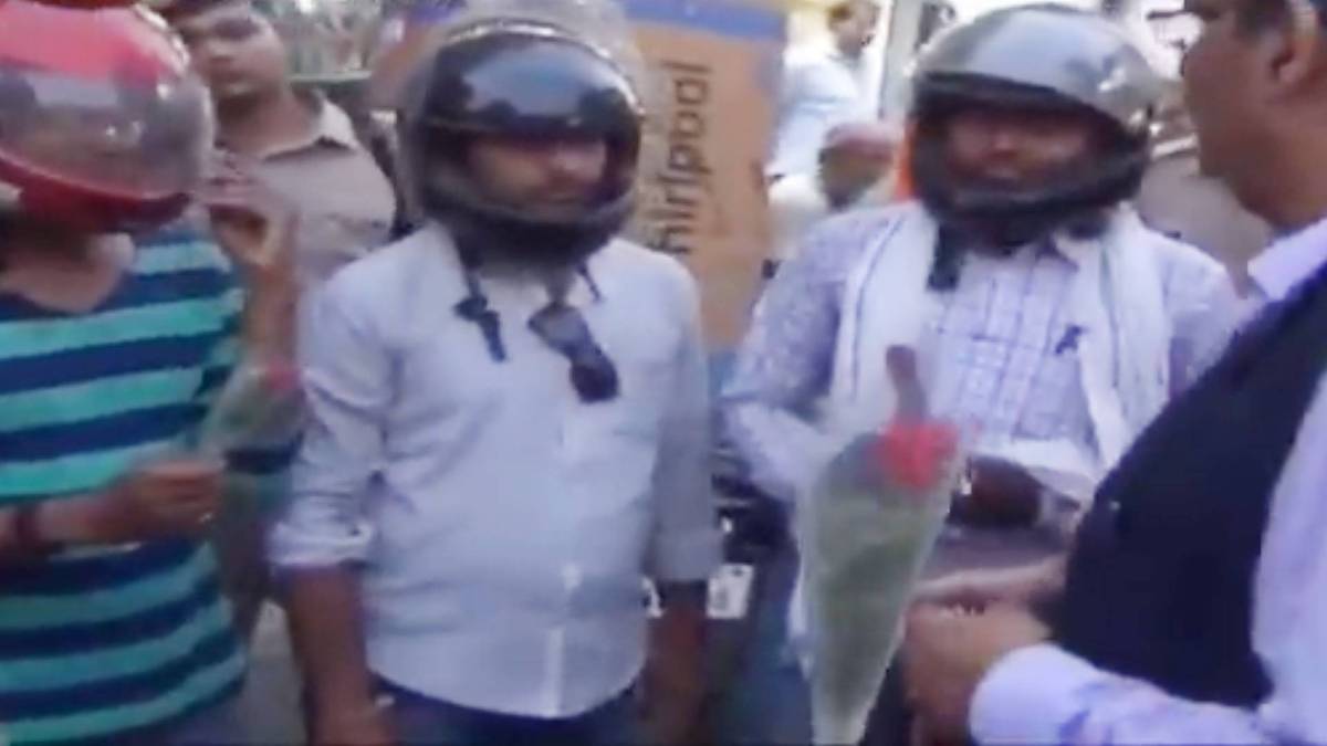 यूपी पुलिस ने बांटे गुलाब