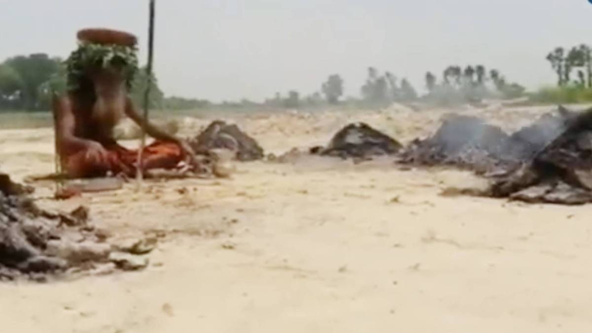 गर्मी से निजात दिलाने के लिए साधु तपस्या कर रहा है