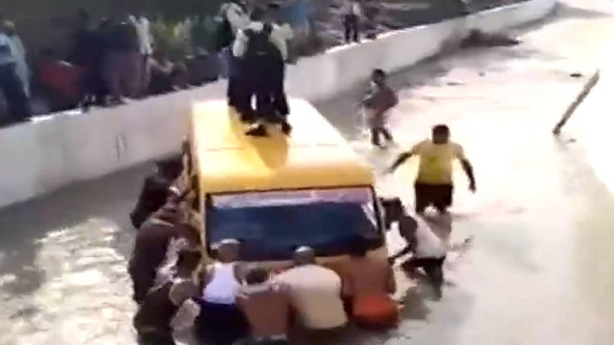 बारिश का कोहराम, फंसी स्कूली बच्चों की जान!