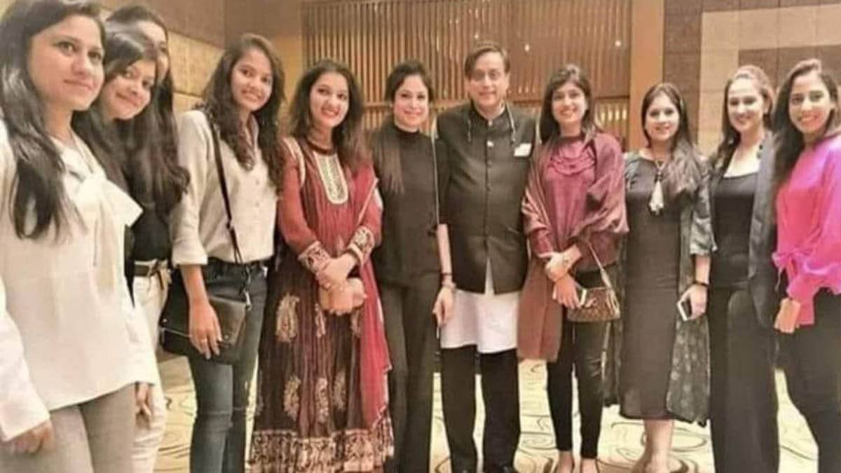 शशि थरूर की फोटो वायरल