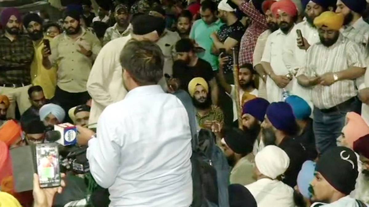 ऑटो ड्राइवर की पिटाई पर बढ़ा बवाल