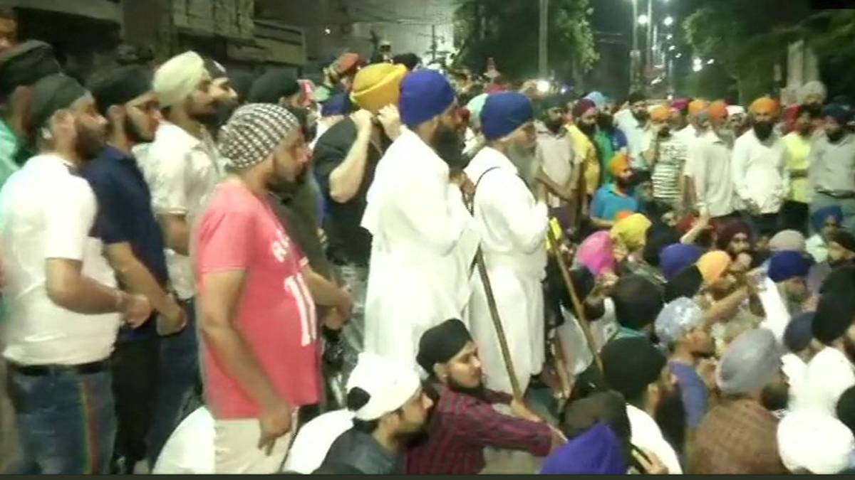 मुखर्जी नगर थाने पर सिख समुदाय का प्रदर्शन