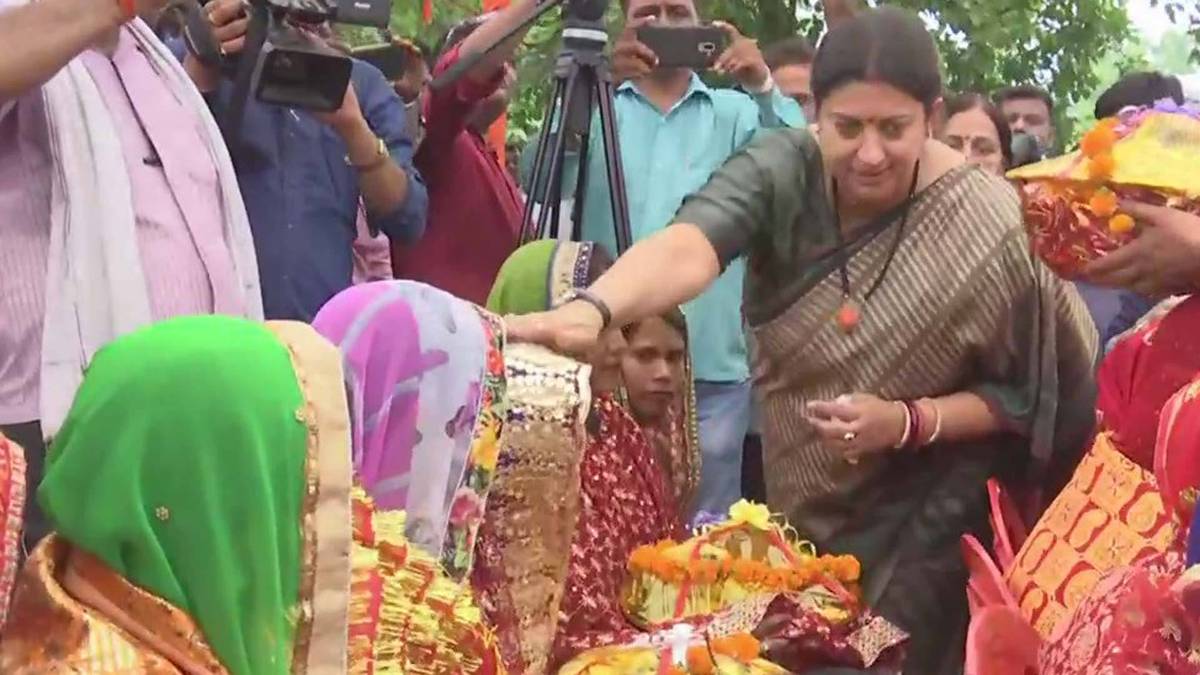 अमेठी में केंद्रीय मंत्री स्मृति इरानी