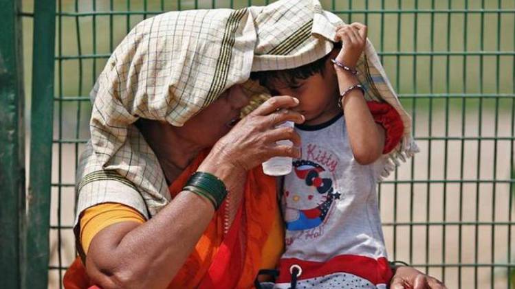 मौसम की मार कहीं गर्मी तो कहीं बर्फबारी