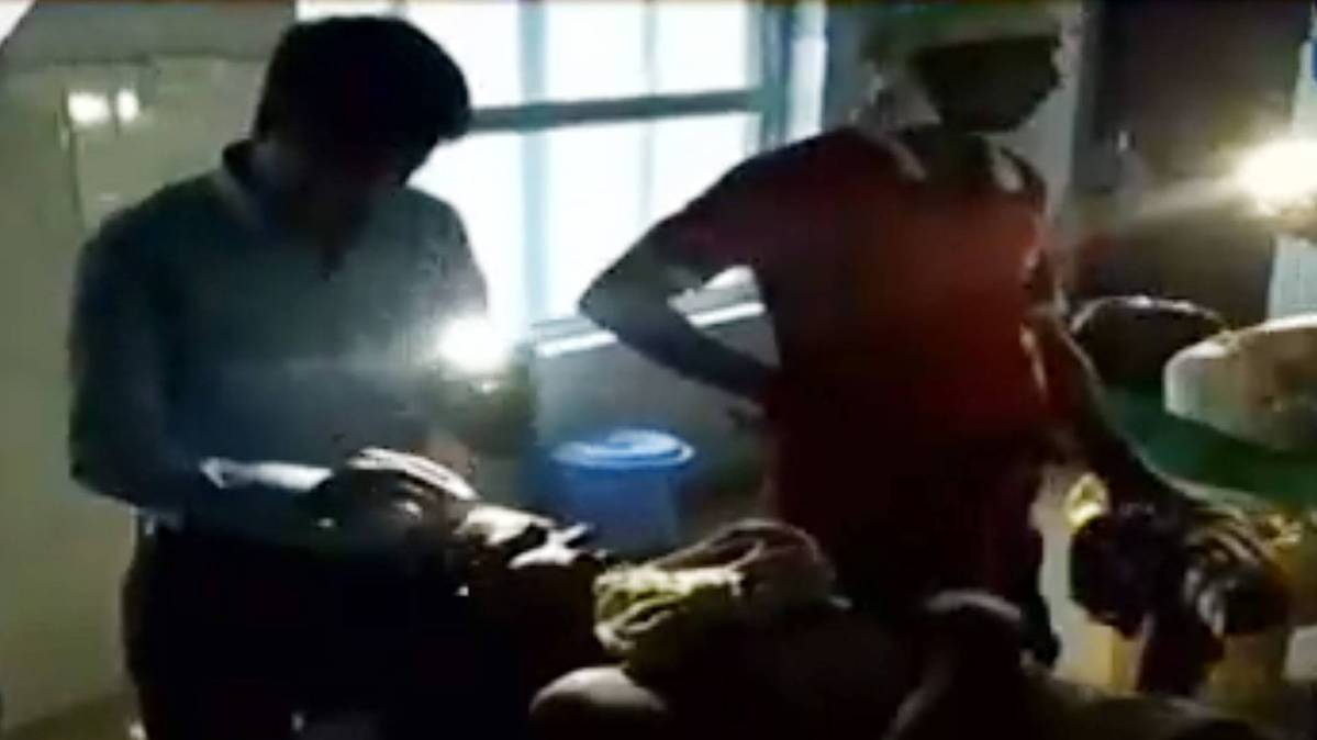 इटावा के अस्पताल में मरीजों के घावों पर लग रहे हैं टांके