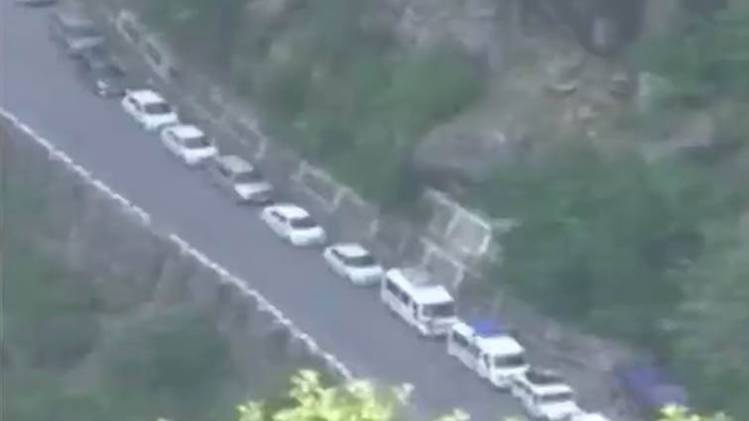 जाम में फंसी गाड़ियां