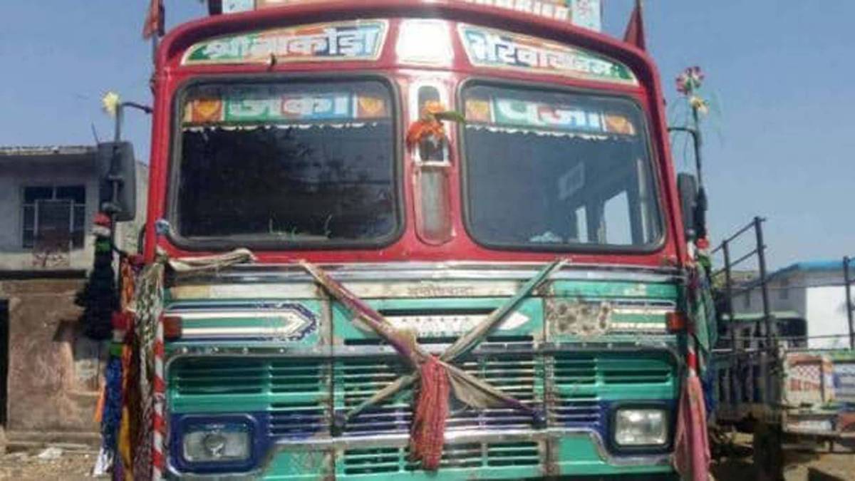 मांस से भरी पकड़ी गई दो गाड़ियां