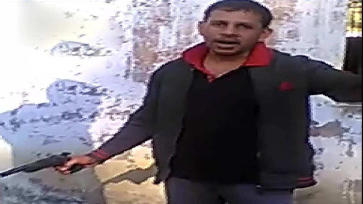 उन्नाव जेल में तमंचा लहराता कैदी