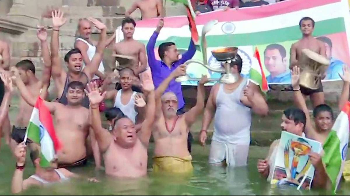 मां गंगा से मांगा जीत का वरदान(फोटो- twitter/@ANI)