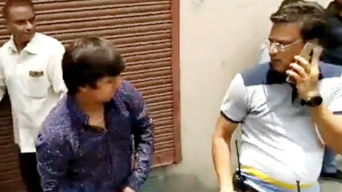 BJP नेता कैलाश विजयवर्गीय के बेटे आकाश ने निगम अधिकारी को बैट से पीटा