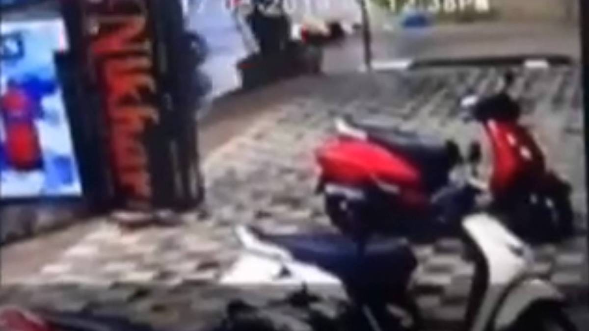 अहमदाबाद में चलती वैन से गिरे स्कूली बच्चे