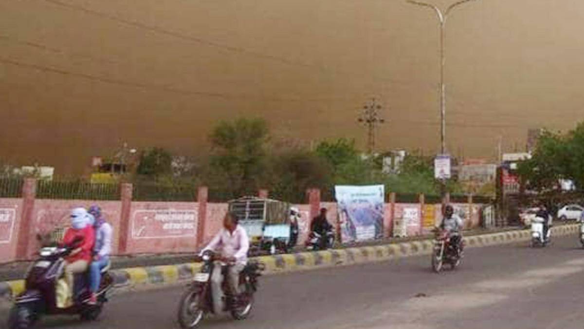 मौसम की मार कहीं गर्मी तो कहीं बर्फबारी