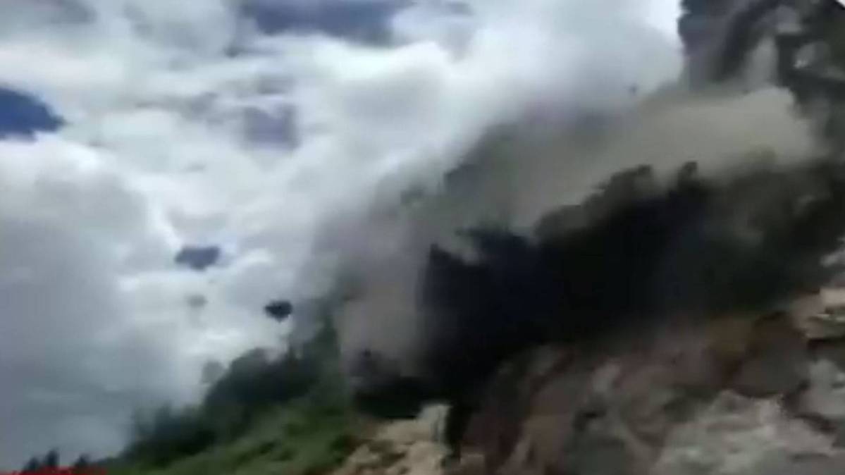 पिथौरागढ़ में पहाड़ी का हिस्सा सड़क पर गिरा