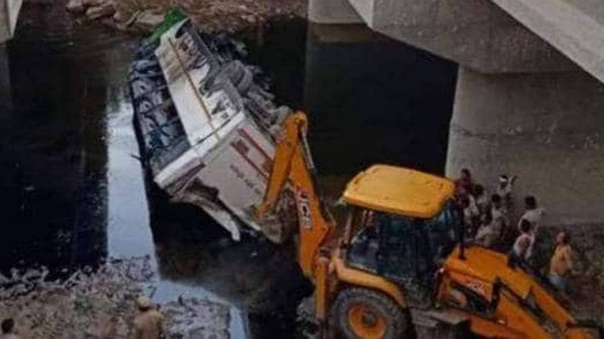 नाले में गिरी बस