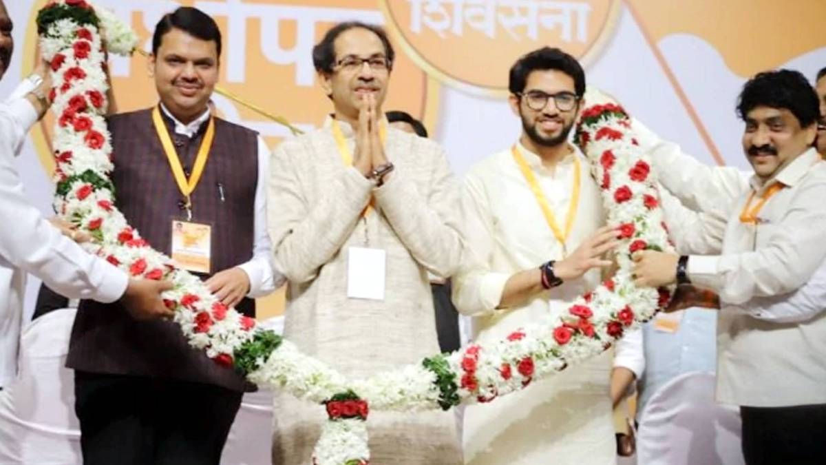 आदित्य ठाकरे, उद्धव ठाकरे और देवेंद्र फडणवीस (फोटो - Shiv Sena/Twitter)