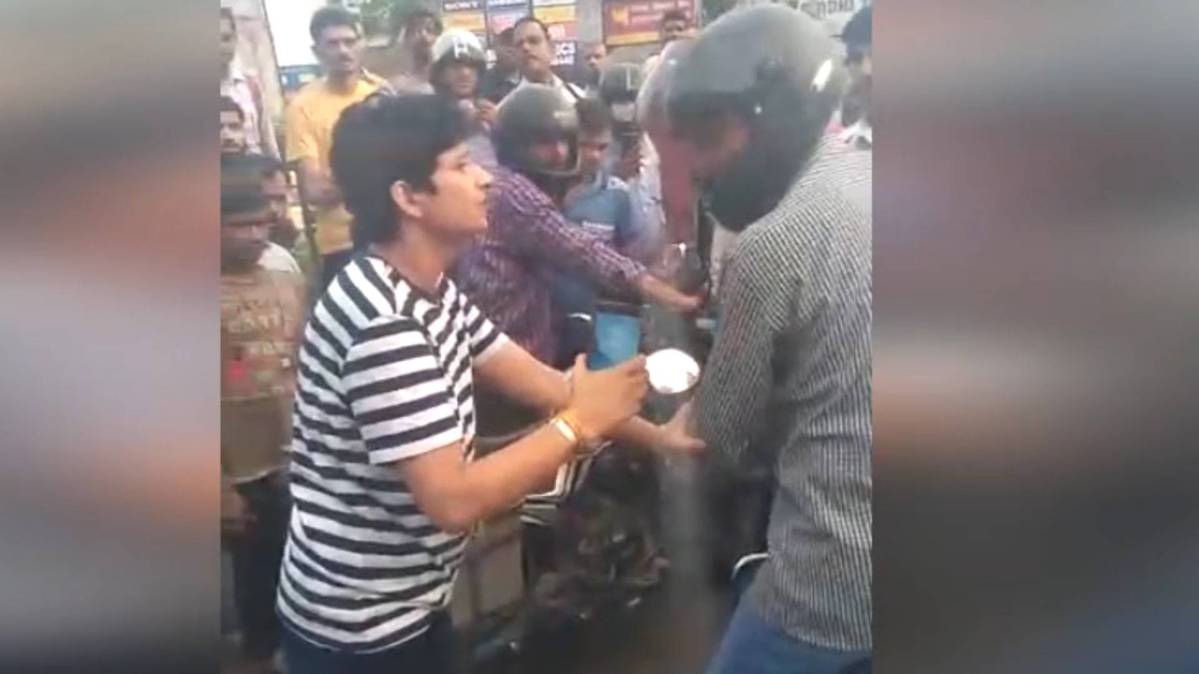 महिला ने की ट्रैफिक पुलिस से बदसलूकी