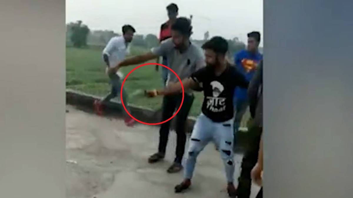 फायरिंग कर केक काटता युवक